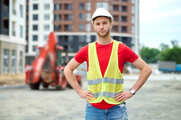 Constructor joven serio mirando delante de él