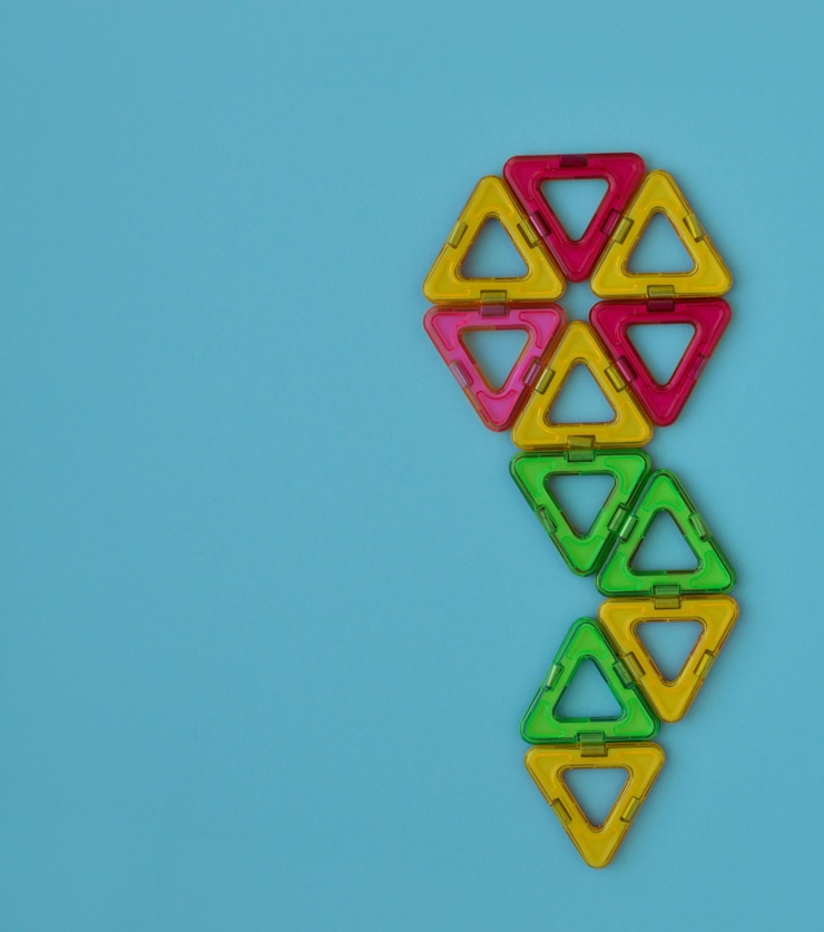 Foto constructor magnético para niños una flor dispuesta con detalles multicolores de diseño de triángulos un lugar para copiar