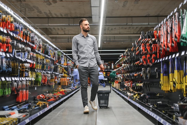 constructor masculino en una ferretería