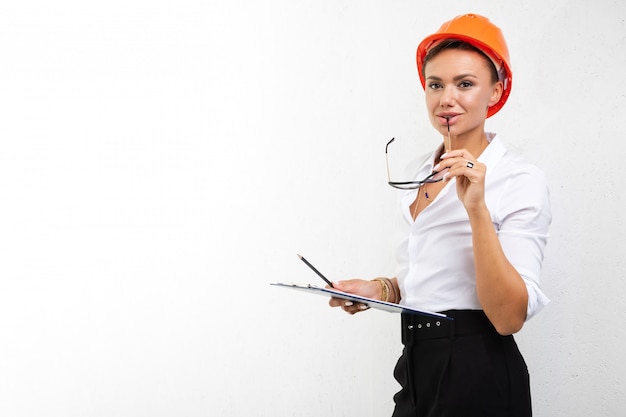 Constructor de mujer en casco sobre fondo blanco aislado