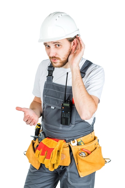 Foto un constructor o un empleado en un casco protector está escuchando aislado sobre fondo blanco.