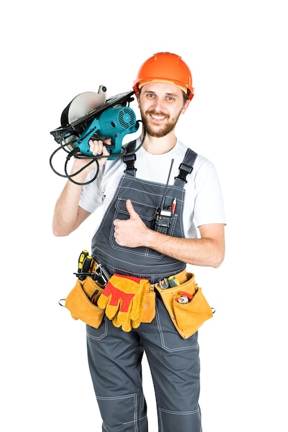 Un constructor o un empleado en un casco protector con una sierra eléctrica en sus manos Aislado sobre fondo blanco