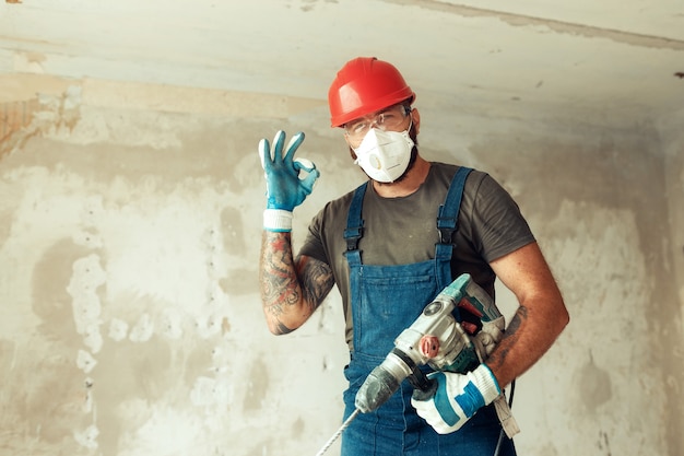 Un constructor con un perforador plantea.