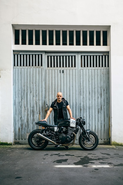 Constructor posando con una motocicleta