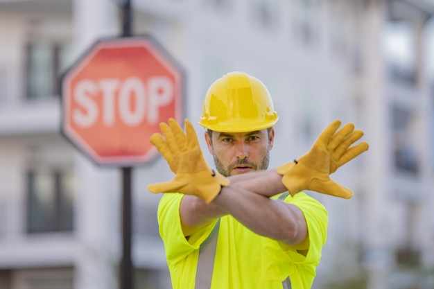 Constructor con señal de parada constructor con gesto de parada sin mano peligroso en el concepto de construcción hombre en