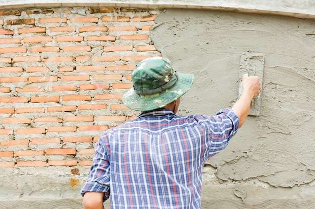 Foto los constructores están enyesando las paredes de la casa con pulcritud.