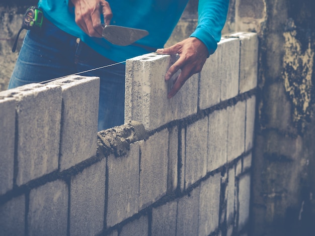 Los constructores de ladrillos están construyendo muros