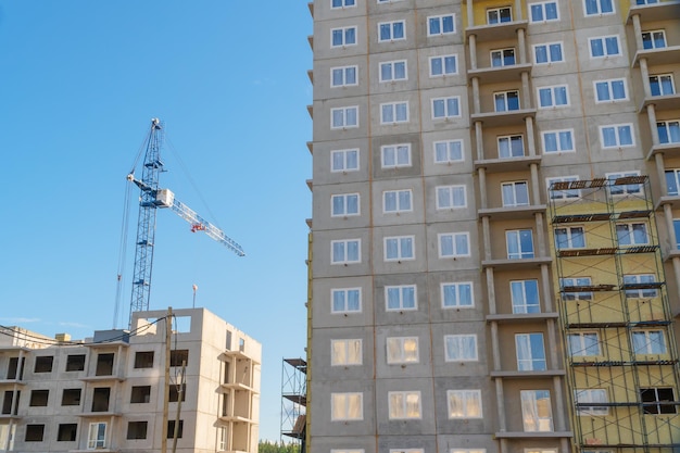 Construindo casa e guindaste no céu