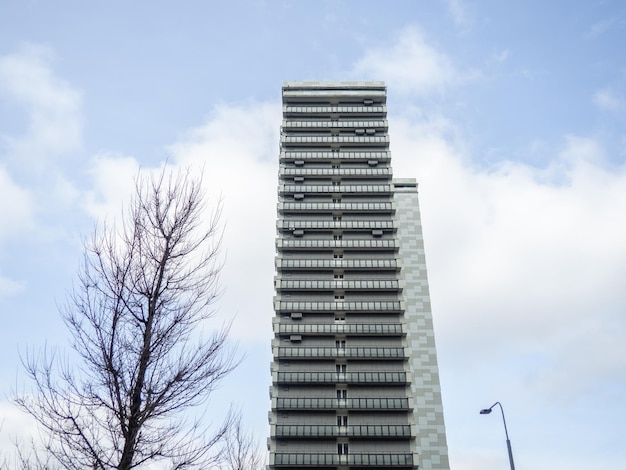 Construindo contra o céu cinza Casa de painel cinza Arquitetura de Moscou Edifício alto