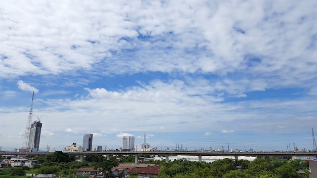 Construindo cresce alto para o céu