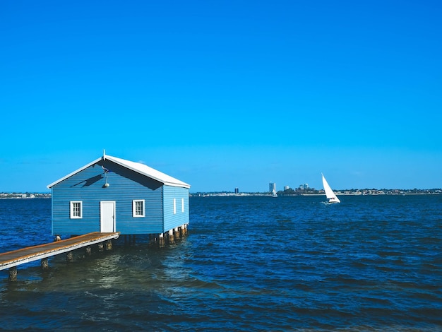 Foto construindo junto ao mar contra o céu azul claro