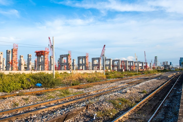 Construindo o canteiro de obras do SkyTrain Railway em Bangkok, Tailândia