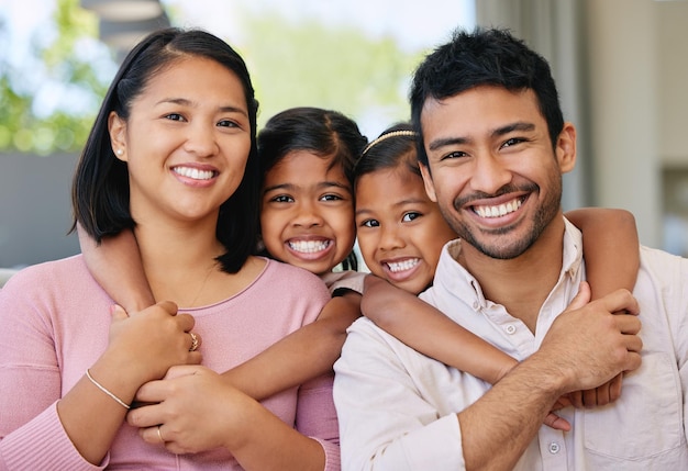 Construindo uma vida maravilhosa juntos Foto de uma jovem família relaxando juntos em casa