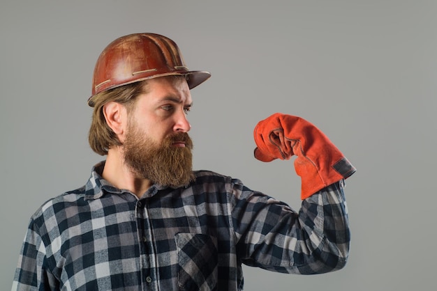 Construtor barbudo em capacete trabalhador sério em tecnologia da indústria de construção de conceito de construtor de capacete