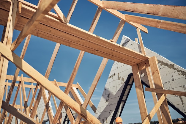 Construtor competente usando capacete enquanto está no canteiro de obras, controlando o processo de construção