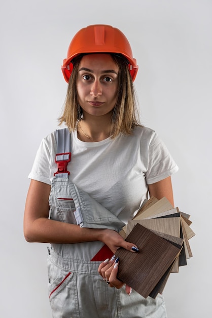 Construtor de arquiteto linda jovem de uniforme isolado no fundo branco O conceito da profissão de arquiteto O arquiteto é um reparo de casa de mulher