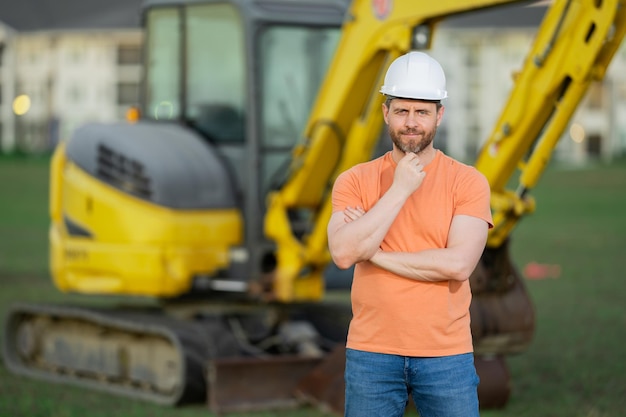 Construtor de capacete no canteiro de obras