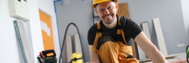 Foto construtor de homem segura placa laminada nas mãos