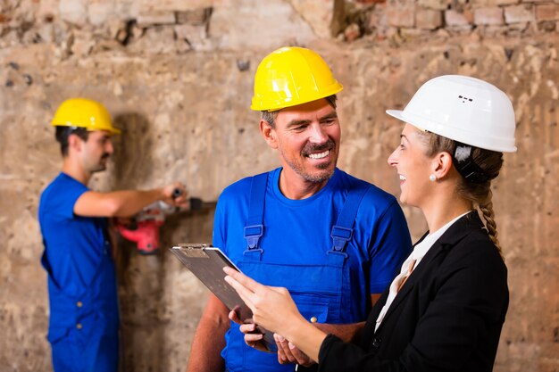 Construtor e supervisor no canteiro de obras