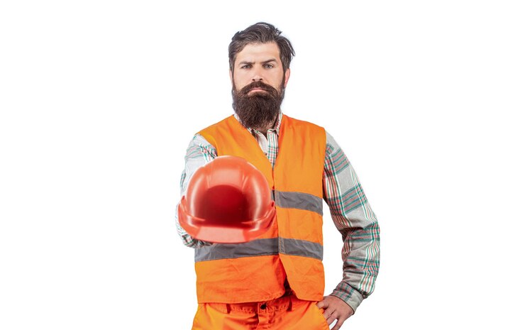 Foto construtor em capataz de capacete ou reparador no capacete indústria de construtores de homem trabalhador em uniforme de construção arquiteto construtor trabalhador de homem barbudo com barba no capacete de construção ou capacete