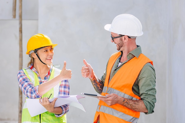 Construtor feliz, homem e mulher, engenheiro, trabalhador da construção civil, trabalhando juntos, sentem satisfação em trabalhos concluídos