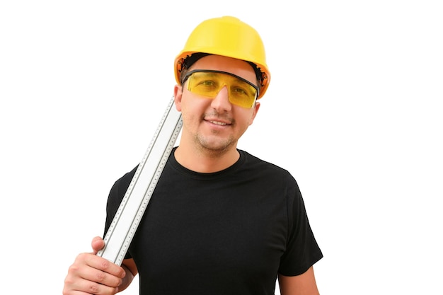 Construtor masculino sorridente em um capacete de construção em um desenvolvimento de construção de fundo branco