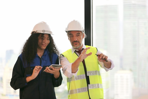 Foto construtor no canteiro de obras