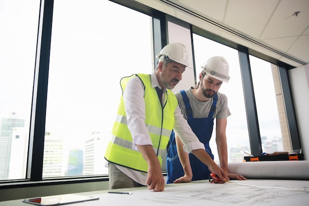 Construtor no canteiro de obras