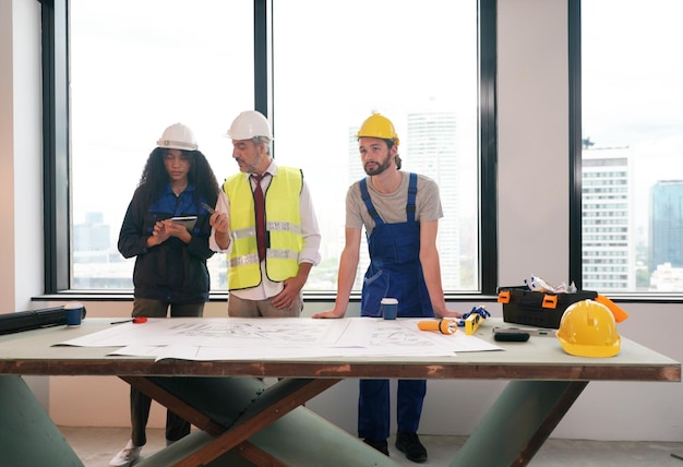 Construtor no canteiro de obras