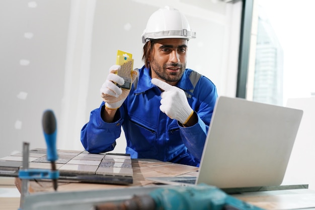 Construtor no canteiro de obras