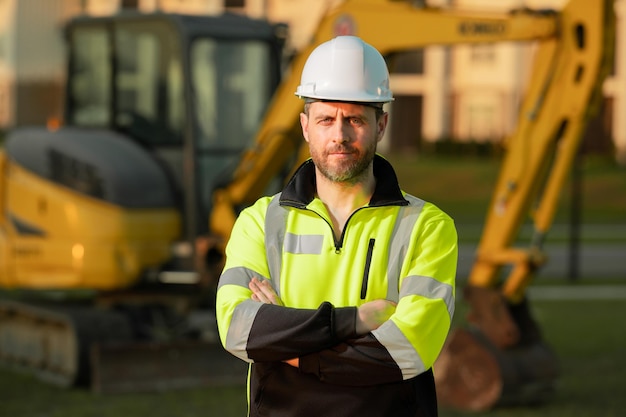 Construtor no gerente de construção do canteiro de obras no arquiteto masculino do engenheiro de construção do capacete em um co