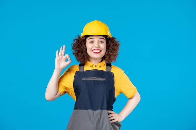 Construtora feminina de uniforme no azul