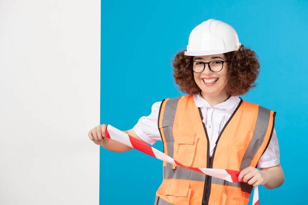 Construtora feminina sorridente de vista frontal de uniforme azul