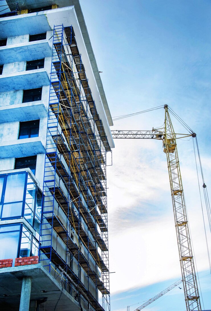 Foto construtores no trabalho de montagem do canteiro de obras derramando concreto na construção de arranha-céus