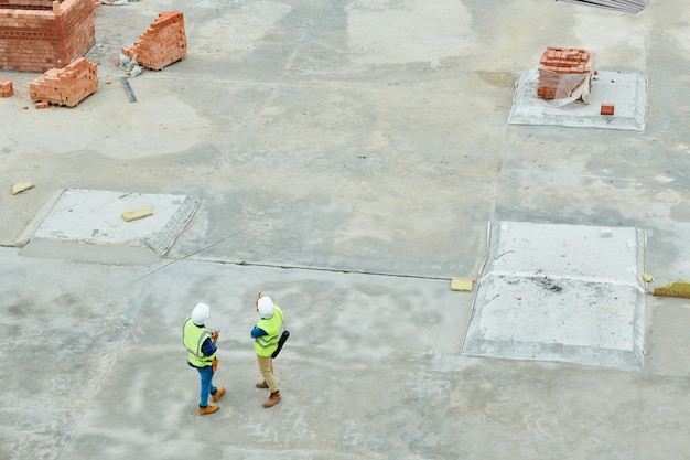 Construtores trabalhando no canteiro de obras