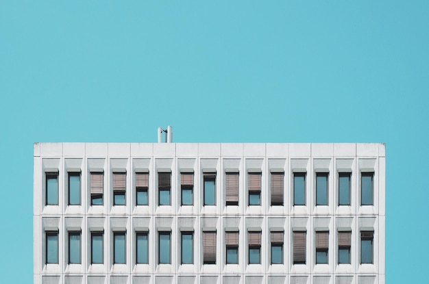 Foto construyendo contra el cielo despejado