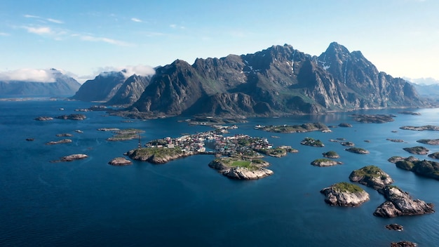 Se construyeron antiguas casas de montaña en las islas con mucha agua limpia reflejada en el agua