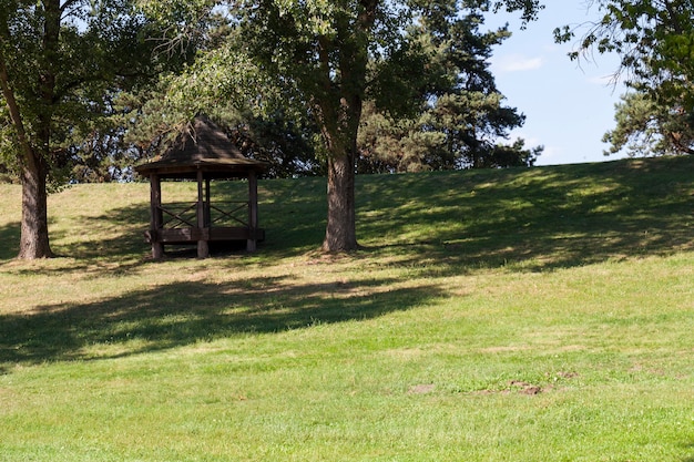 Construyó en el parque un cenador de madera para el resto de la población del pueblo.