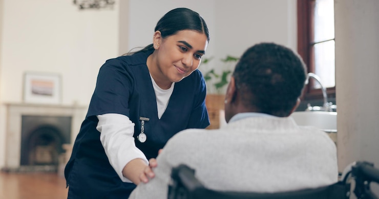 Foto consulta de atención médica y enfermera con paciente en silla de ruedas para discusión en el hogar de ancianos conversación sobre la carrera médica y una joven cuidadora hablando con una mujer con discapacidad en su casa