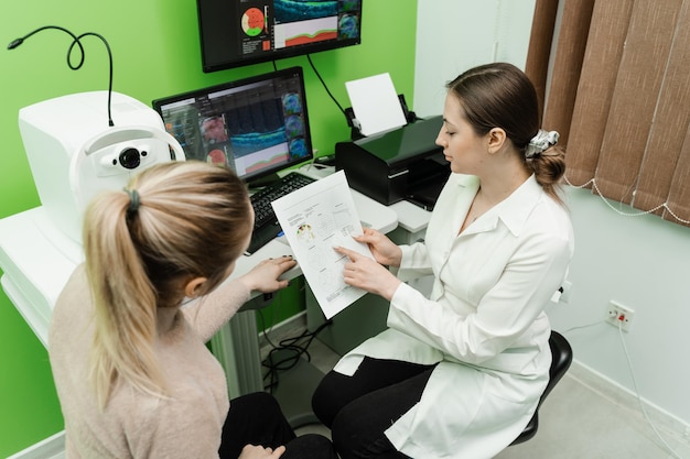 Consulta com optometrista com tomografia de coerência óptica OCT para criar imagens da parte de trás do olho Exame dos olhos do paciente usando tomografia de coerência óptica