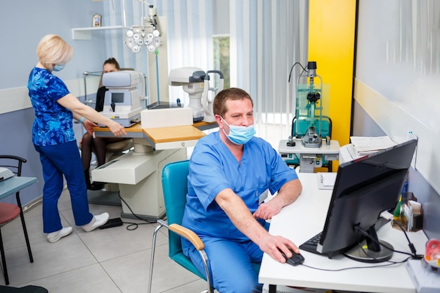 Consulta de oftalmologista em um novo hospital moderno. Um médico moderno que trabalha com a saúde do paciente.