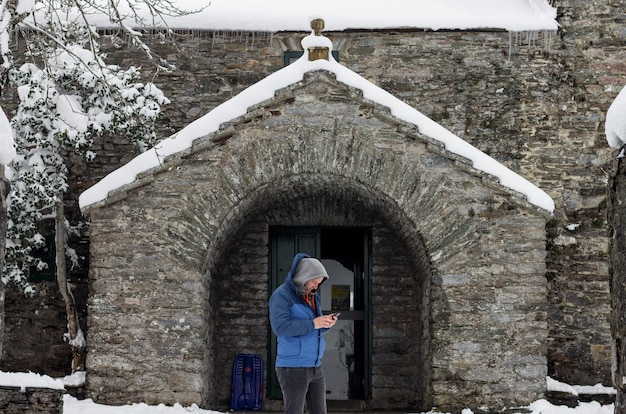 Consulta do tempo em frente ao santuário de Santa María em O Cebreiro, na estrada francesa.