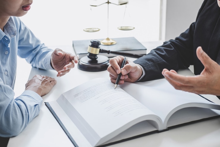 Foto consulta e conferência de advogados masculinos e empresária profissional trabalhando e discussão tendo no escritório de advocacia no escritório. conceitos, de, lei, juiz, martelo, com, escalas, de, justiça