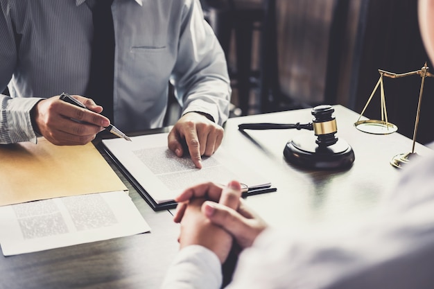 Foto consulta entre un hombre de negocios y un abogado o un juez masculino consulte con un equipo que se reúna con wi