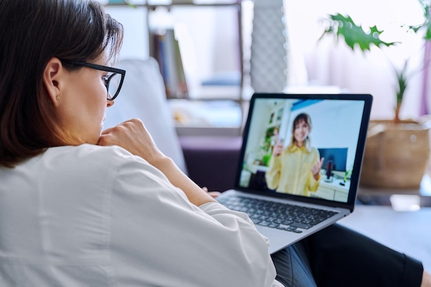 Consulta en línea maestra mentora hablando con una estudiante adolescente Tecnología de conferencia de chat de videollamada en la sesión de reunión virtual de educación