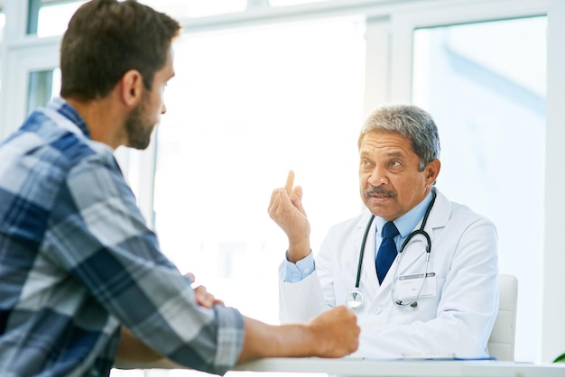 Consulta médica y escritorio para la atención médica con resultados en línea y diagnóstico en la clínica Ayuda hospitalaria y paciente para cirugía para medicina y persona enferma apoyo profesional y médico maduro