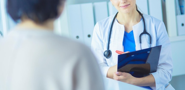 Consulta médica en un hospital Doctor escuchando los problemas de un paciente