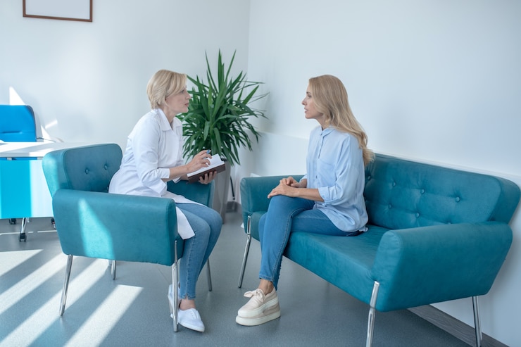 Foto consulta médica. paciente do sexo feminino em consulta com médica loira madura