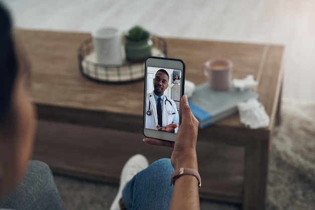 Consulta remota por telefone com um médico e um paciente em casa para assistência médica ou seguro Comunicação por videochamada e contato com uma pessoa conversando com um profissional de medicina online