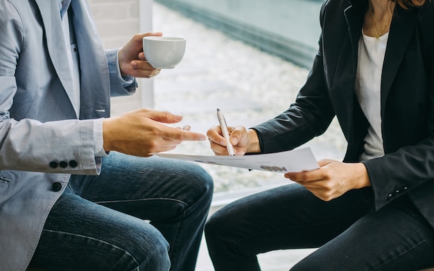 Consultante de investimento do homem de negócios dois que analisa o balanço do relatório financeiro da empresa.